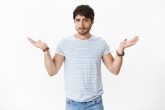 Der Freund, der Schulterachselzucken während des Arguments macht, kann Anhaltspunktverbreitung nicht erhalten anhob die Hände, di stockfotos Der Freund, der Schulterachselzucken während des Arguments macht, kann Anhaltspunktverbreitung nicht erhalten anhob die Hände, di stockfotos