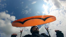 Der Himmel und der Mann mit dem paraplane gegen es Gleitschirmfliegentätigkeit im Himmel stock video Der Himmel und der Mann mit dem paraplane gegen es Gleitschirmfliegentätigkeit im Himmel stock video