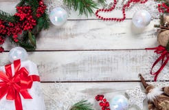 Der Holztisch mit Weihnachtsdekorationen Lizenzfreies Stockbild Der Holztisch mit Weihnachtsdekorationen Lizenzfreies Stockbild