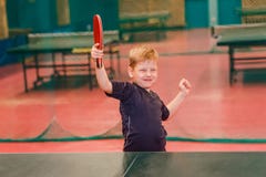 Der Junge ist glücklich, im Tischtennis zu gewinnen stockbilder Der Junge ist glücklich, im Tischtennis zu gewinnen stockbilder