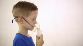 Der Junge in der Maske der Inhalator wird behandelt stock video footage Der Junge in der Maske der Inhalator wird behandelt stock video footage