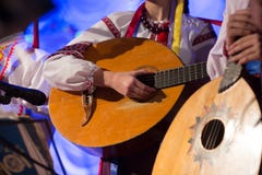 Der Kerl spielt ein aufgereihtes Volksinstrument stockfoto Der Kerl spielt ein aufgereihtes Volksinstrument stockfoto