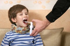Der kleine Junge tut Einatmung stockbild Der kleine Junge tut Einatmung stockbild