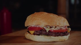 Der Koch setzt Burger wodden an Service-Brett Chef, der Burger macht stock video Der Koch setzt Burger wodden an Service-Brett Chef, der Burger macht stock video
