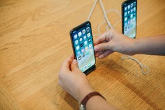 Der Käufer schaut, um ein neues modernes iPhone X zu kaufen lizenzfreie stockfotos Der Käufer schaut, um ein neues modernes iPhone X zu kaufen lizenzfreie stockfotos