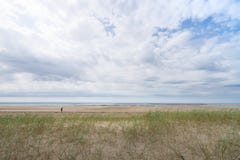 Der Lindbergh-Strand an einem bewölkten Tag in Frankreich, Normandie stockfotografie Der Lindbergh-Strand an einem bewölkten Tag in Frankreich, Normandie stockfotografie