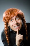 Der lustige Mann mit roter Haarperücke lizenzfreie stockbilder Der lustige Mann mit roter Haarperücke lizenzfreie stockbilder