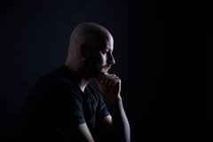 Der Mann mit Bart auf dunkelgrauem Hintergrund lizenzfreies stockfoto Der Mann mit Bart auf dunkelgrauem Hintergrund lizenzfreies stockfoto