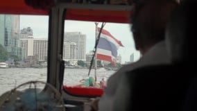 Der Mann steuert das Boot stock video Der Mann steuert das Boot stock video