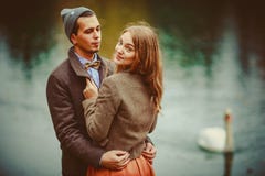 Der Mann und die Frau, die nahe See umarmen stockbild Der Mann und die Frau, die nahe See umarmen stockbild