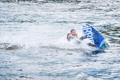 Der Mann übt den Anfang des Surfbrettdias auf dem wa stockbild Der Mann übt den Anfang des Surfbrettdias auf dem wa stockbild