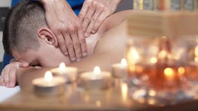 Der Masseur, der Hals- und Hauptgesundheitsmassage für Mann im Badekurortsalon tut 4K stock footage Der Masseur, der Hals- und Hauptgesundheitsmassage für Mann im Badekurortsalon tut 4K stock footage