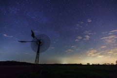 Der Milchstraßekern steigt über eine Windmühle in Mittel-Deutschland stockfoto Der Milchstraßekern steigt über eine Windmühle in Mittel-Deutschland stockfoto