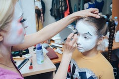 der Moment des Anwendens des Clownmakes-up an einem kleinen Mädchen lizenzfreies stockfoto der Moment des Anwendens des Clownmakes-up an einem kleinen Mädchen lizenzfreies stockfoto