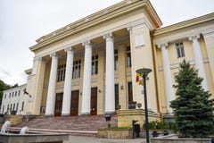 Der Palast des Gerechtigkeits- oder Palatul-Justitiei Rumänen im Stadtzentrum der Stadt Ramnicu Valcea Klassische errichtende Neo stockfotografie Der Palast des Gerechtigkeits- oder Palatul-Justitiei Rumänen im Stadtzentrum der Stadt Ramnicu Valcea Klassische errichtende Neo stockfotografie