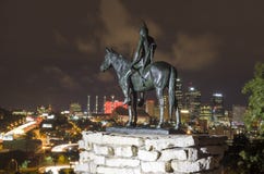 Der Pfadfinderstatuenmarkstein, der Kansas City nachts übersieht lizenzfreie stockfotografie Der Pfadfinderstatuenmarkstein, der Kansas City nachts übersieht lizenzfreie stockfotografie