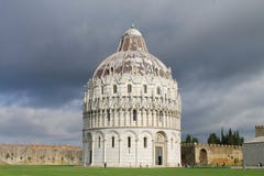 Der Pisa-Baptistery von Johannes Ansicht von Südost-Toskana Italien lizenzfreie stockbilder Der Pisa-Baptistery von Johannes Ansicht von Südost-Toskana Italien lizenzfreie stockbilder