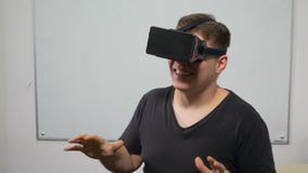 Der Prüfungsvirtuellen realität des jungen Mannes Kopfhörerausrüstung und sie viel genießen - VR stock footage Der Prüfungsvirtuellen realität des jungen Mannes Kopfhörerausrüstung und sie viel genießen - VR stock footage