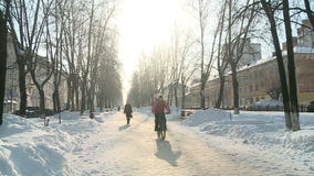 Der Radfahrer im Winter in der Gasse stock video Der Radfahrer im Winter in der Gasse stock video