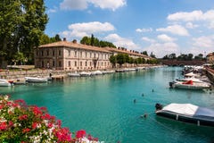 Der schöne historische Hafen von Peschiera Del Garda lizenzfreies stockbild Der schöne historische Hafen von Peschiera Del Garda lizenzfreies stockbild