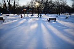 Der Spielplatz eines Parks bedeckt im Schnee lizenzfreie stockfotografie Der Spielplatz eines Parks bedeckt im Schnee lizenzfreie stockfotografie