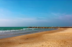 Der Wellenbrecher, der vom Strand in das Meer verlängert stockbild Der Wellenbrecher, der vom Strand in das Meer verlängert stockbild