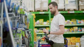Des achats d'homme dans un magasin de matériel banque de vidéos Des achats d'homme dans un magasin de matériel banque de vidéos