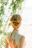Des cheveux blonds blonds sont professionnellement faits avec des tresses dans une coiffure magnifique pour une image de mariage photographie stock libre de droits Des cheveux blonds blonds sont professionnellement faits avec des tresses dans une coiffure magnifique pour une image de mariage photographie stock libre de droits