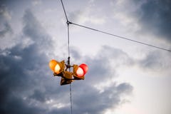 Des feux de signalisation suspendus contre un ciel déprimé photos stock Des feux de signalisation suspendus contre un ciel déprimé photos stock
