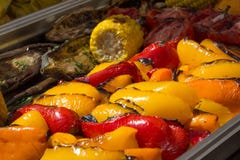 Des poivrons jaunes et rouges et les aubergines sont grillés image libre de droits Des poivrons jaunes et rouges et les aubergines sont grillés image libre de droits