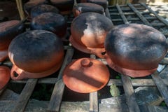 Des pots d'Earthernware sont encore utilisés dans la cuisine de la tribu de colline en Thaïlande du nord images libres de droits Des pots d'Earthernware sont encore utilisés dans la cuisine de la tribu de colline en Thaïlande du nord images libres de droits
