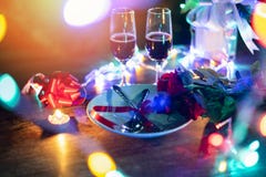 Des romantischen romantisches Gedeck Liebes-Konzeptes des Valentinsgrußabendessens verziert mit Gabellöffel auf Platten- und Paar stockfoto Des romantischen romantisches Gedeck Liebes-Konzeptes des Valentinsgrußabendessens verziert mit Gabellöffel auf Platten- und Paar stockfoto