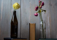 Des roses blanches et rouges dans une bouteille et livres images libres de droits Des roses blanches et rouges dans une bouteille et livres images libres de droits