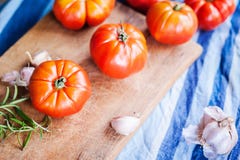 Des tomates et de l'ail rouges photo stock Des tomates et de l'ail rouges photo stock