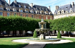 DES VOSGES, la place la plus ancienne d'endroit ? Paris Secteur de Le Marais Paris, France photographie stock DES VOSGES, la place la plus ancienne d'endroit ? Paris Secteur de Le Marais Paris, France photographie stock