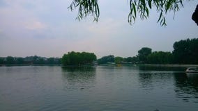 desatención del lago del yanqi y del pabellón en la distancia imagen de archivo libre de regalías desatención del lago del yanqi y del pabellón en la distancia imagen de archivo libre de regalías