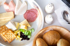 Desayune con diverso de panes, queso, jamón, crakers, salami a imágenes de archivo libres de regalías Desayune con diverso de panes, queso, jamón, crakers, salami a imágenes de archivo libres de regalías
