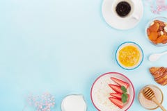 Desayuno continental con café, el cruasán, la harina de avena, el atasco, la miel y la fruta en la opinión de sobremesa azul Espa fotos de archivo libres de regalías Desayuno continental con café, el cruasán, la harina de avena, el atasco, la miel y la fruta en la opinión de sobremesa azul Espa fotos de archivo libres de regalías