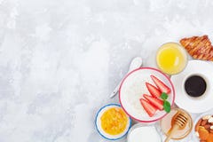 Desayuno continental de la mañana con café, el cruasán, la harina de avena, el atasco, la miel y el jugo en la tabla de piedra de imagen de archivo Desayuno continental de la mañana con café, el cruasán, la harina de avena, el atasco, la miel y el jugo en la tabla de piedra de imagen de archivo