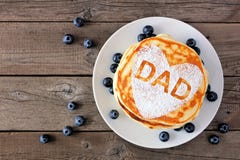 Desayuno de la crepe del día de padres con forma del corazón y letras del PAPÁ, opinión superior sobre la madera rústica Desayuno de la crepe del día de padres con forma del corazón y letras del PAPÁ, opinión superior sobre la madera rústica