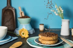 Desayuno holandés con el hagelslag del saludo del bizcocho tostado y del chocolate contra fondo azul imagen de archivo Desayuno holandés con el hagelslag del saludo del bizcocho tostado y del chocolate contra fondo azul imagen de archivo