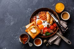 Desayuno inglés en cocinar la cacerola imágenes de archivo libres de regalías Desayuno inglés en cocinar la cacerola imágenes de archivo libres de regalías