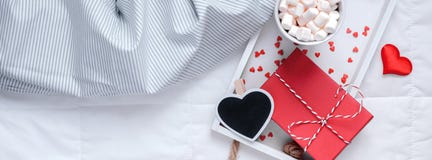 Desayuno romántico en cama Concepto de la tarjeta del día de San Valentín foto de archivo Desayuno romántico en cama Concepto de la tarjeta del día de San Valentín foto de archivo