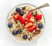 Desayuno sano, cuenco de muesli con leche fotografía de archivo Desayuno sano, cuenco de muesli con leche fotografía de archivo