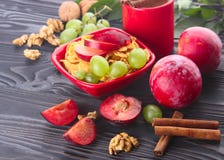 Desayuno sano: muesli con la leche, fruta fresca, nueces Fotos de archivo libres de regalías Desayuno sano: muesli con la leche, fruta fresca, nueces Fotos de archivo libres de regalías