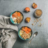 Desayuno vegetariano sano sobre el fondo concreto gris, cosecha cuadrada fotos de archivo libres de regalías Desayuno vegetariano sano sobre el fondo concreto gris, cosecha cuadrada fotos de archivo libres de regalías