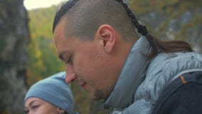 Descanse y beba la agua caliente cerca del río de la montaña viajes de la familia Ambiente de la gente por las montañas, ríos, co metrajes Descanse y beba la agua caliente cerca del río de la montaña viajes de la familia Ambiente de la gente por las montañas, ríos, co metrajes