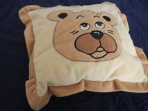 Descanso amarelo e marrom do urso de peluche imagem de stock Descanso amarelo e marrom do urso de peluche imagem de stock