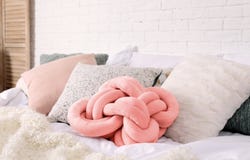 Descansos diferentes na cama na sala Ideia para o interior fotos de stock Descansos diferentes na cama na sala Ideia para o interior fotos de stock