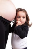 Descendant heureux embrassant son ventre enceinte de mère photos stock Descendant heureux embrassant son ventre enceinte de mère photos stock